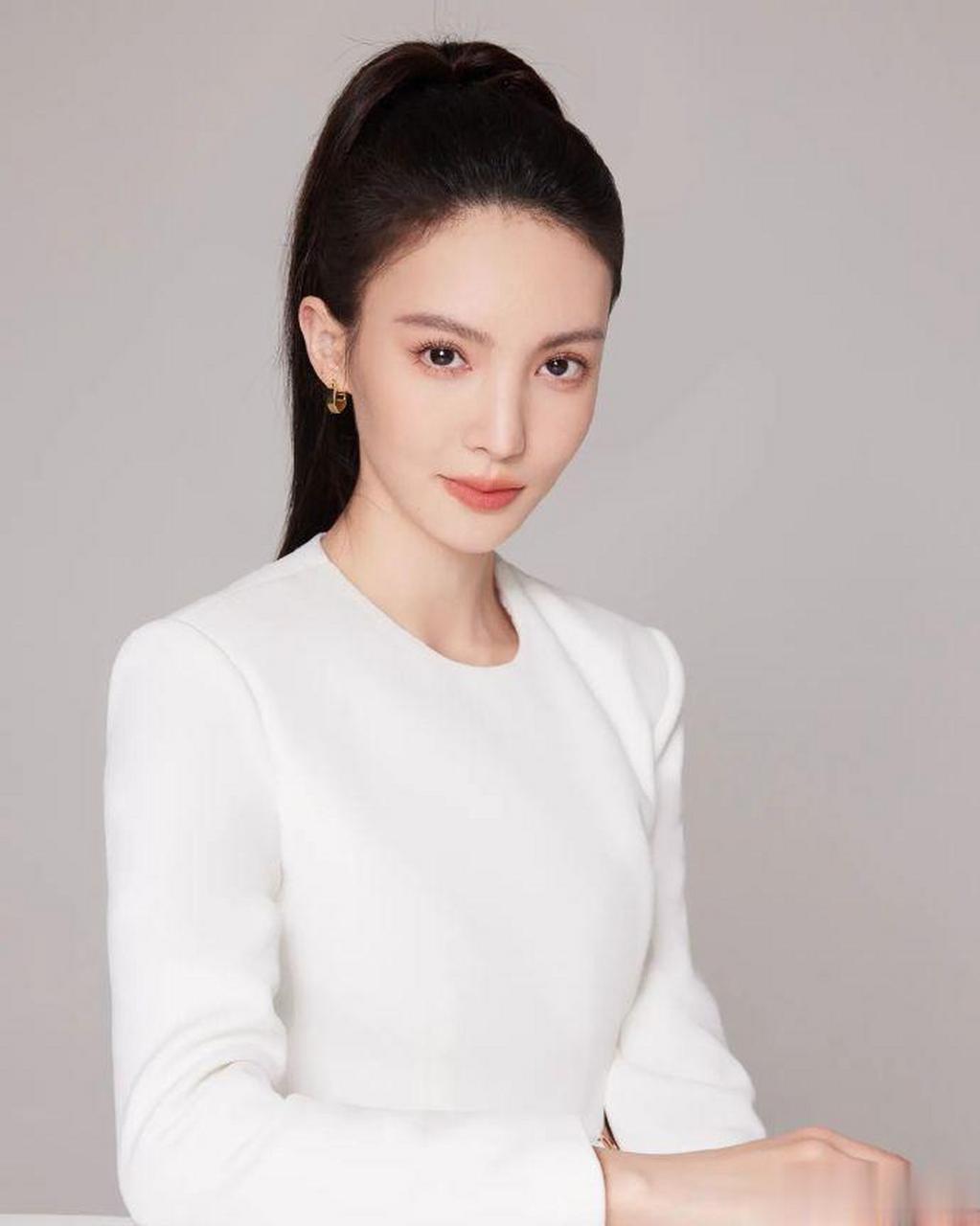 金晨# 白裙高马尾,御姐范十足! #娱乐