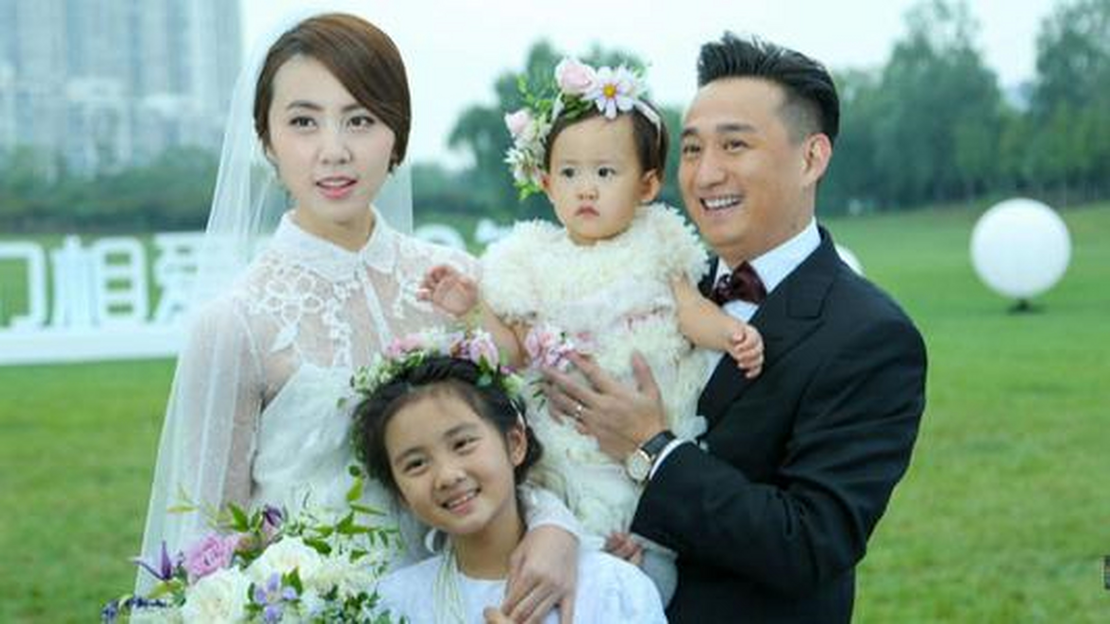 "  黄磊和孙莉两人经历了8年的爱情长跑,2005年终于步入婚姻殿堂,孙莉