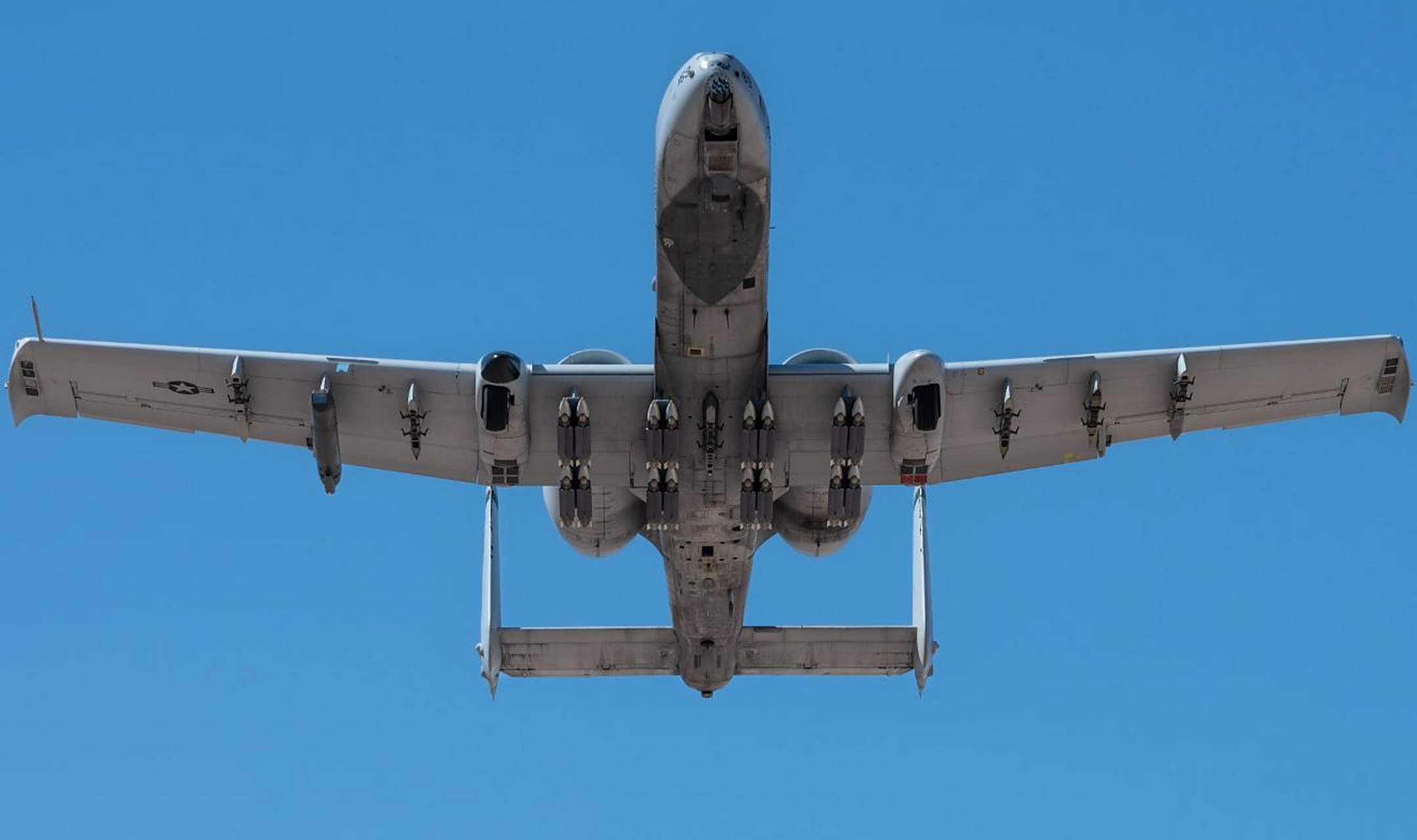 美军的a-10"疣猪"攻击机,机腹满载16枚gbu-39 小直径炸弹,这时候的"