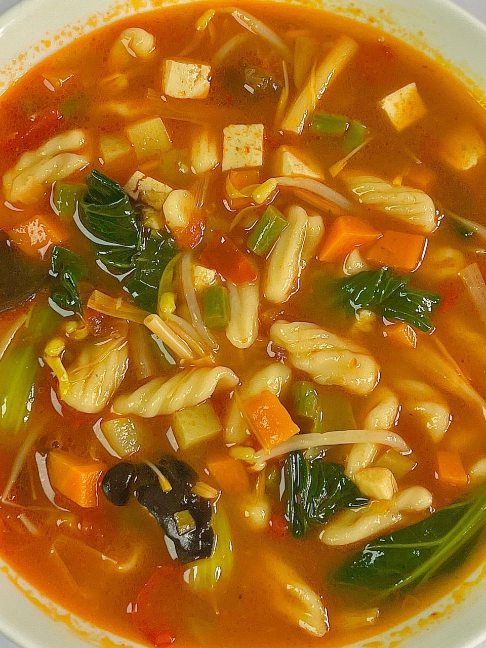 家常美食烩麻食～  天冷了,做一锅热乎乎香喷喷的烩麻食,做法简单,真