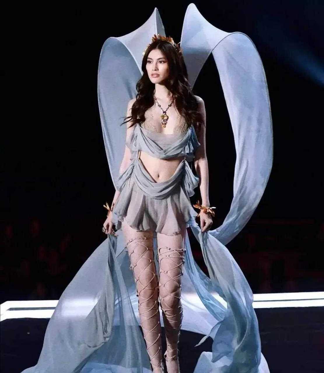 维多利亚的秘密,刘雯走秀!