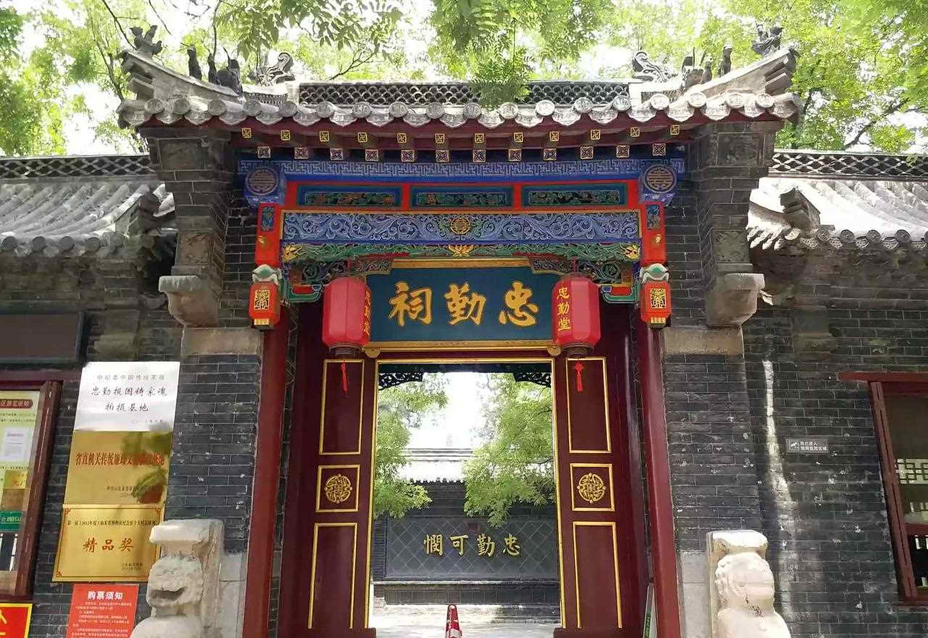 王渔洋是清康熙近臣,而祖辈是明朝表彰的楷模,是否存在民族气节的问题