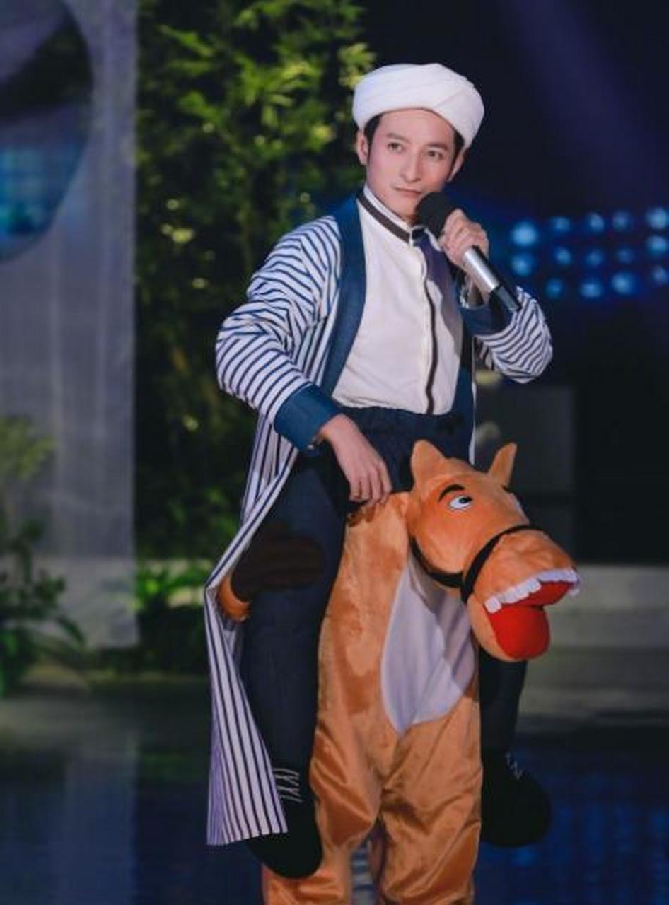 李维嘉新服装扮演阿凡提 头戴白巾受称赞