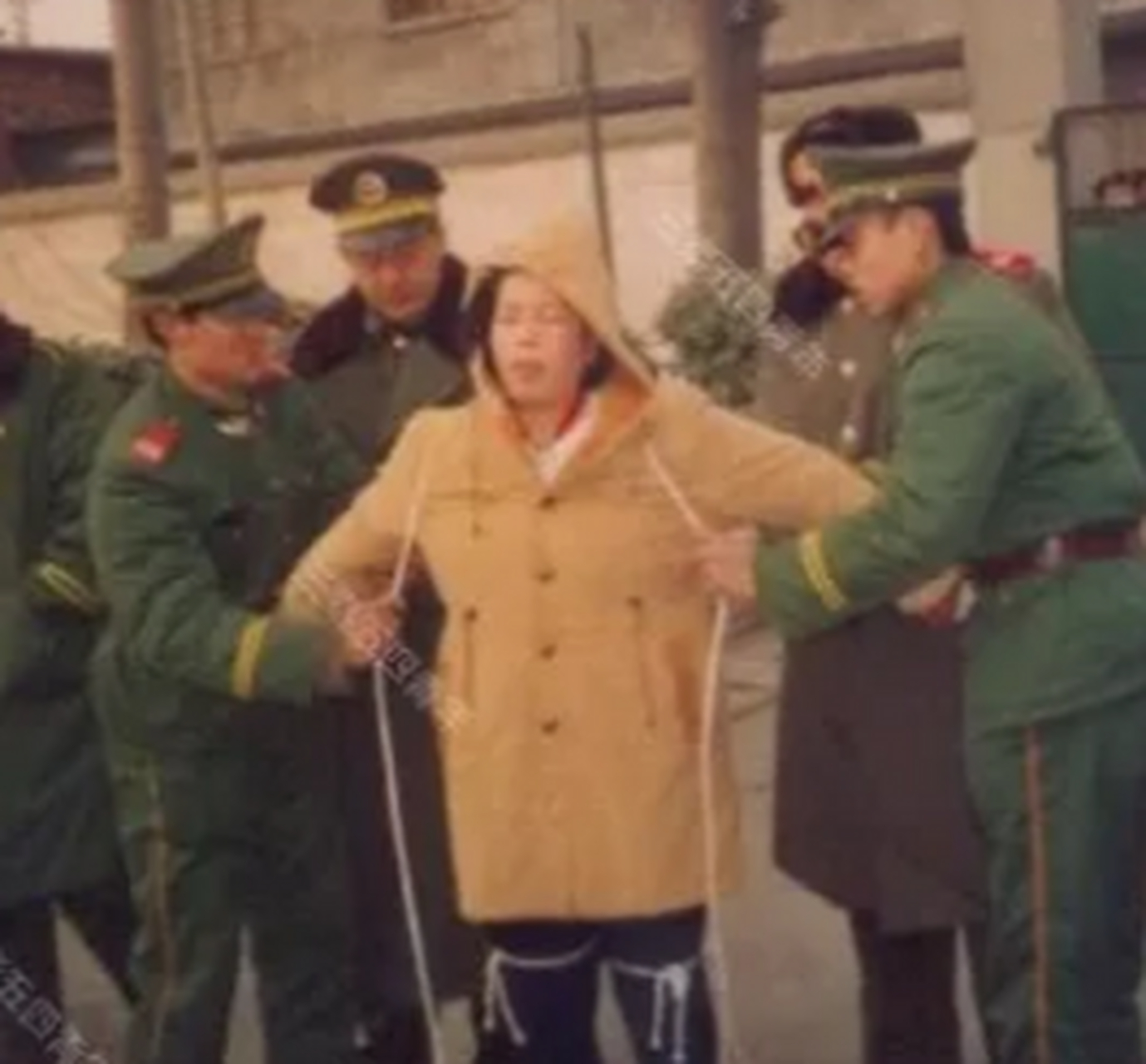 1995年,河南巩义,一名女囚犯被五花大绑,准备押赴刑场执行枪决.