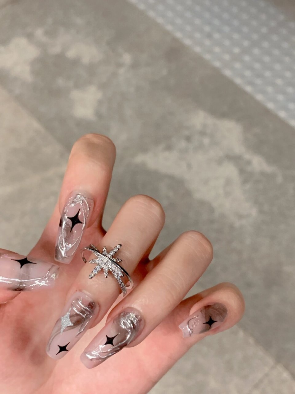 我的手上有繁星散落  我又找到了一个超级闪亮的戒指,就是六芒星戒指