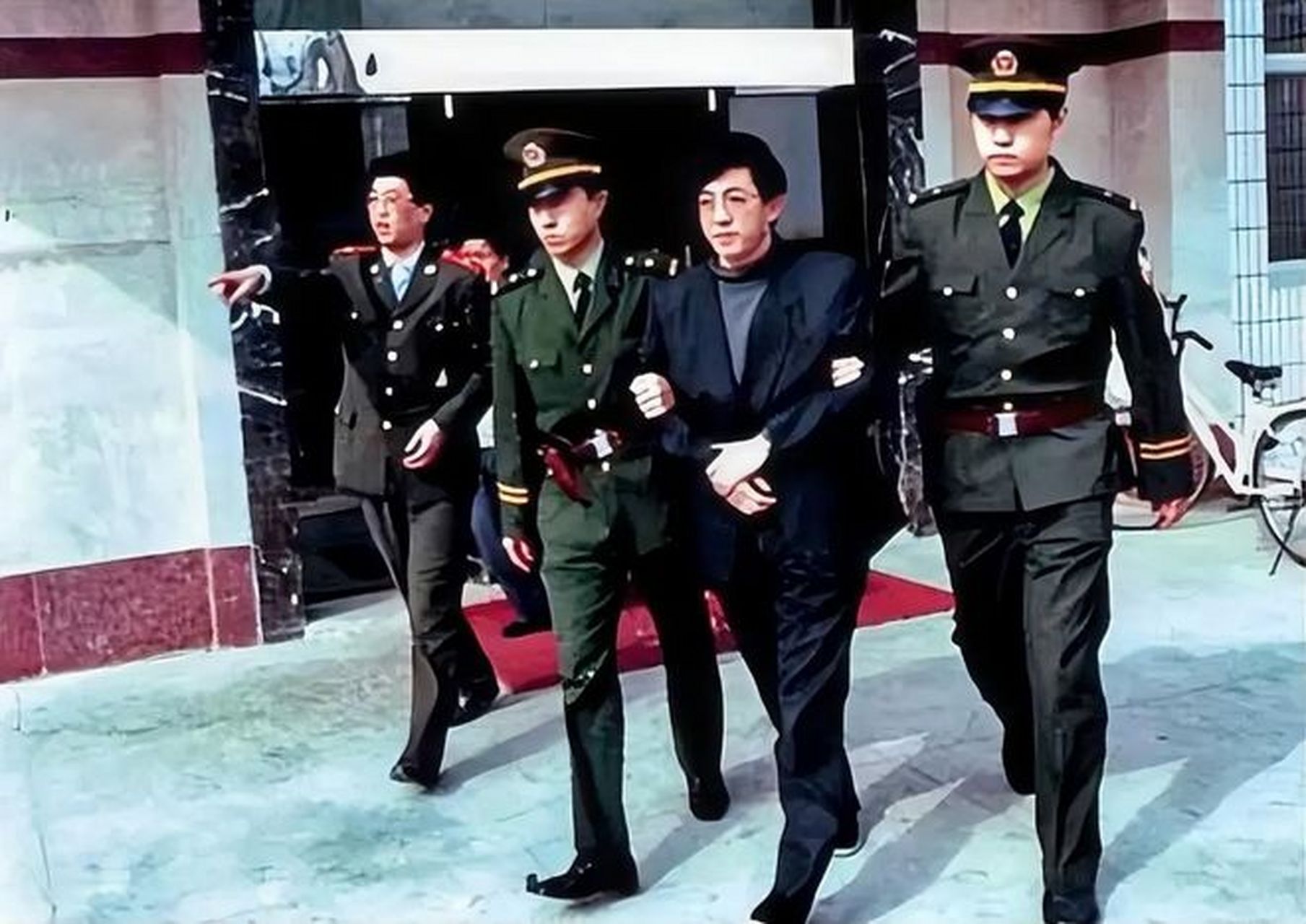 2003年,河北唐山,李真被押赴刑场处决的照片,他曾经是税务部门的"一把