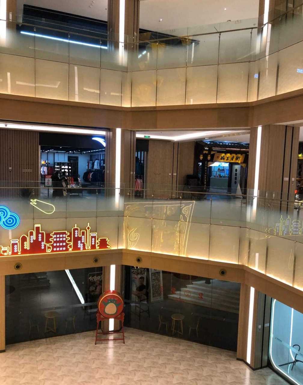傍晚6点半的中街盛京龙城,之前叫豫珑城,各个楼层和楼下大堂一样,都是