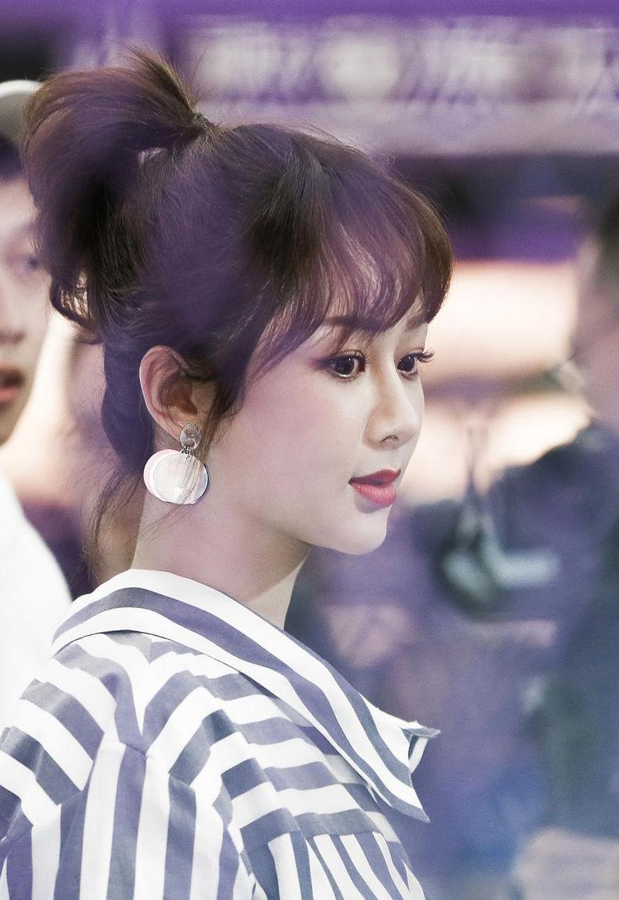 杨紫换经纪人的意向还在谈判阶段,但是因为这个经纪人同时兼任刘诗诗