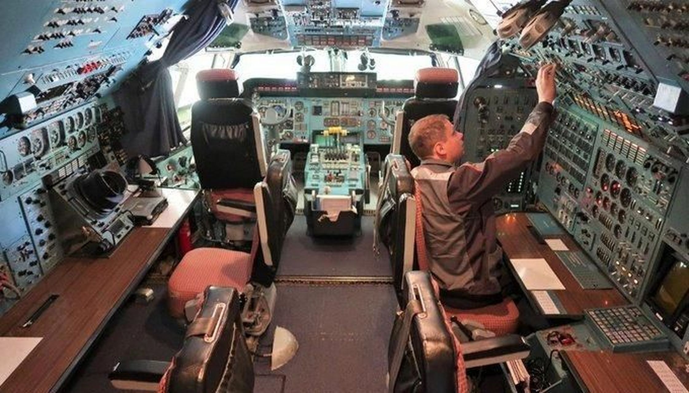 安-225驾驶舱是史上最大的飞机驾驶舱,由2名飞行员和4名工程师组成.