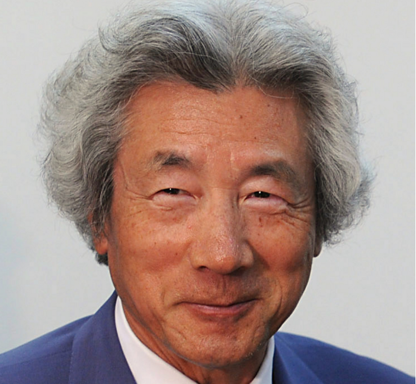 2001年,日本首相小泉纯一郎访华,主动参观抗日战争纪念馆,临走前用