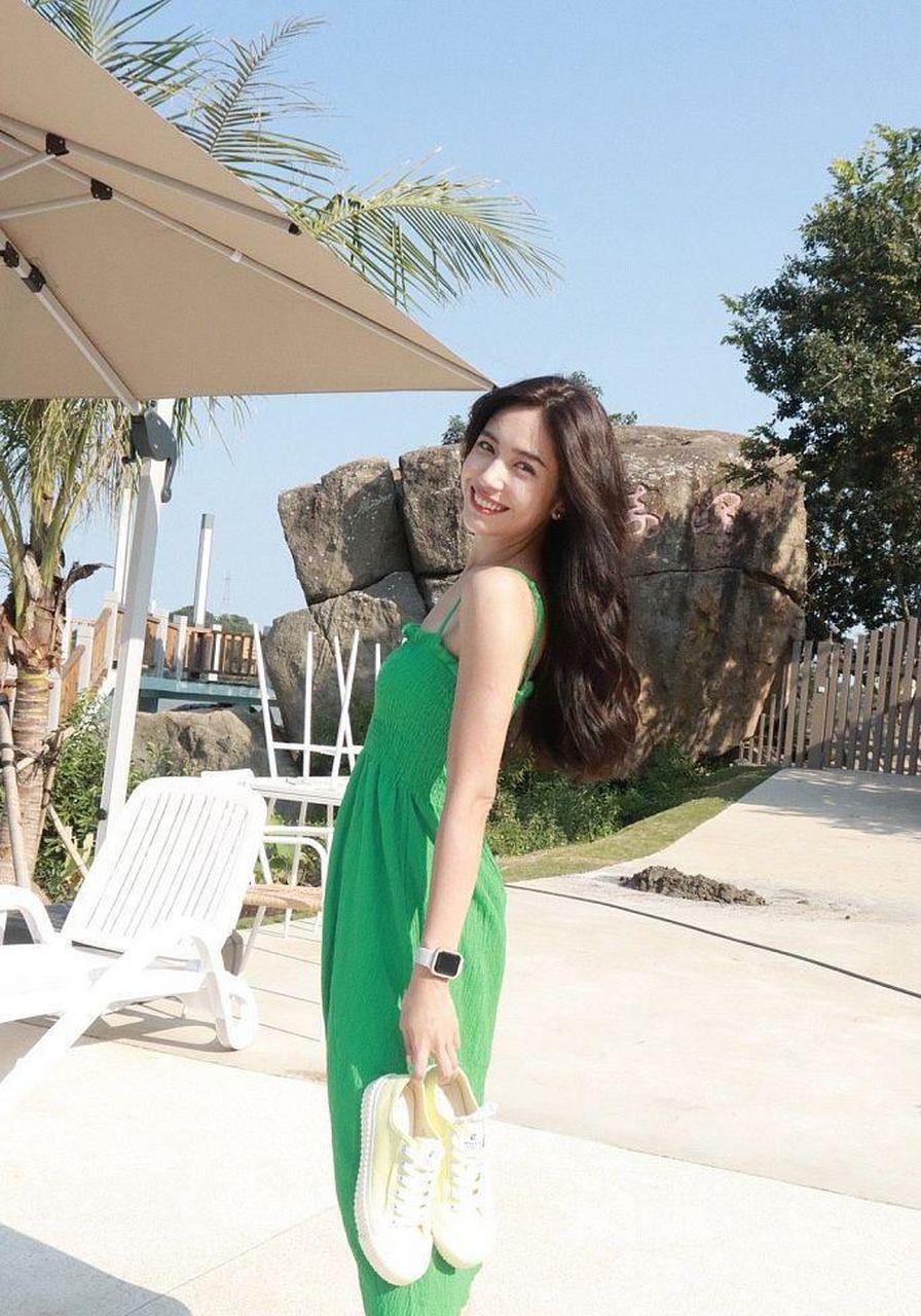 夏若妍发布一组夏日度假风写真 穿绿裙撩拨秀发活力清新