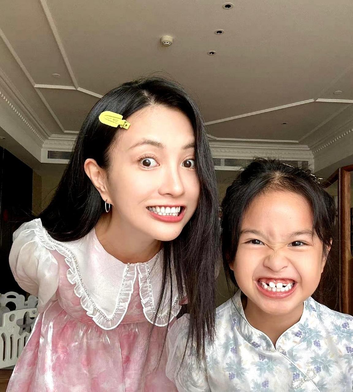 包贝尔的女儿包可艾最近的照片又变得更加好看了,她和妈妈包文婧一起