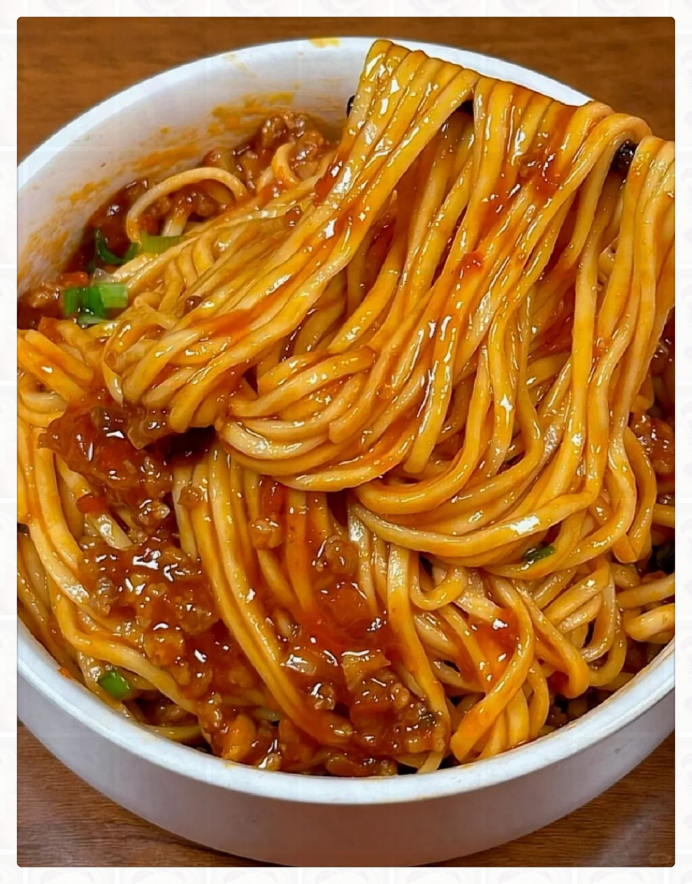 这个番茄肉酱拌面真的绝了  快速尝试这款绝妙的做法,美味无法言喻!