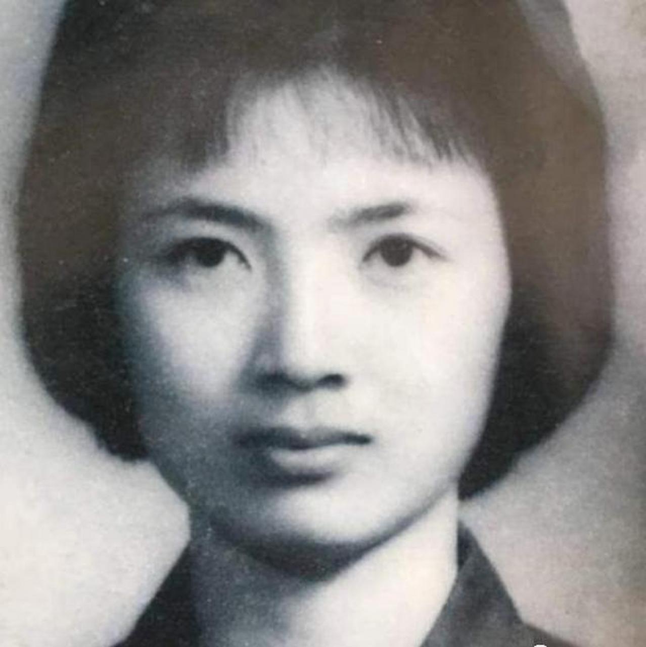 张宁是林立果的女朋友.除了美丽,她还多才多艺.