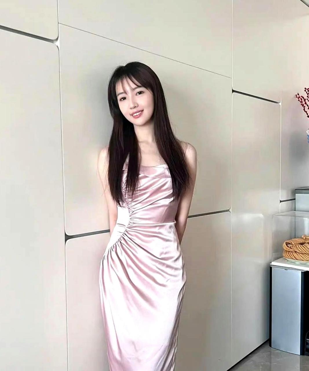 秦牛正威的最新照片展现出了他气质的巨大变化,变得更加温柔.