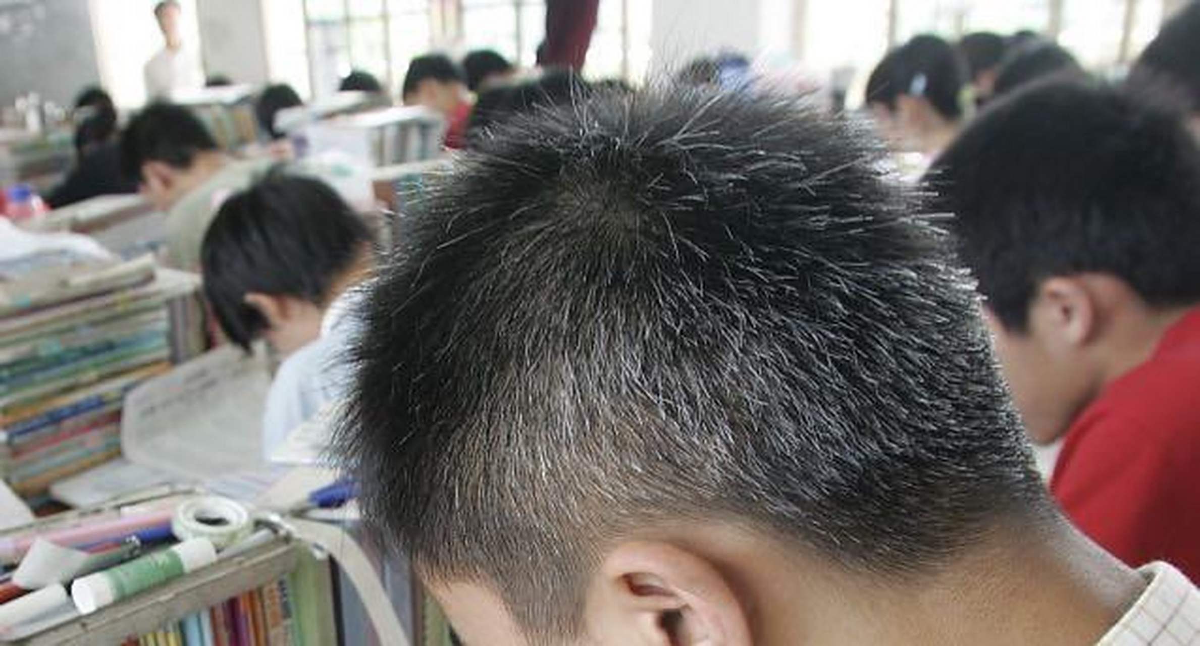 似乎只有年纪变大了,人的头发才会白.