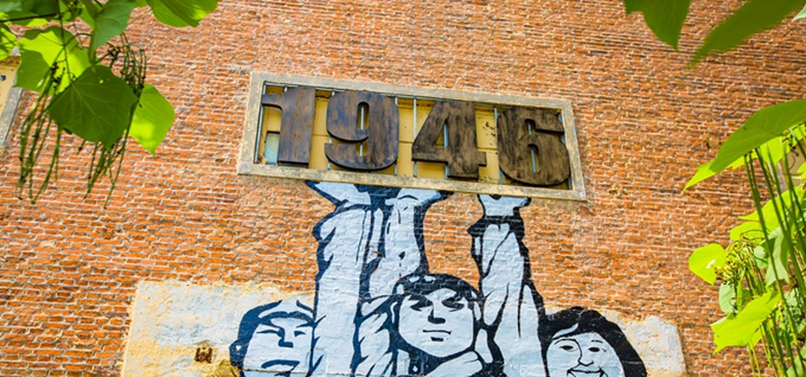 园区工业广场上,铜制雕像记录了一个年代的辉煌,三个工人昂首挺胸