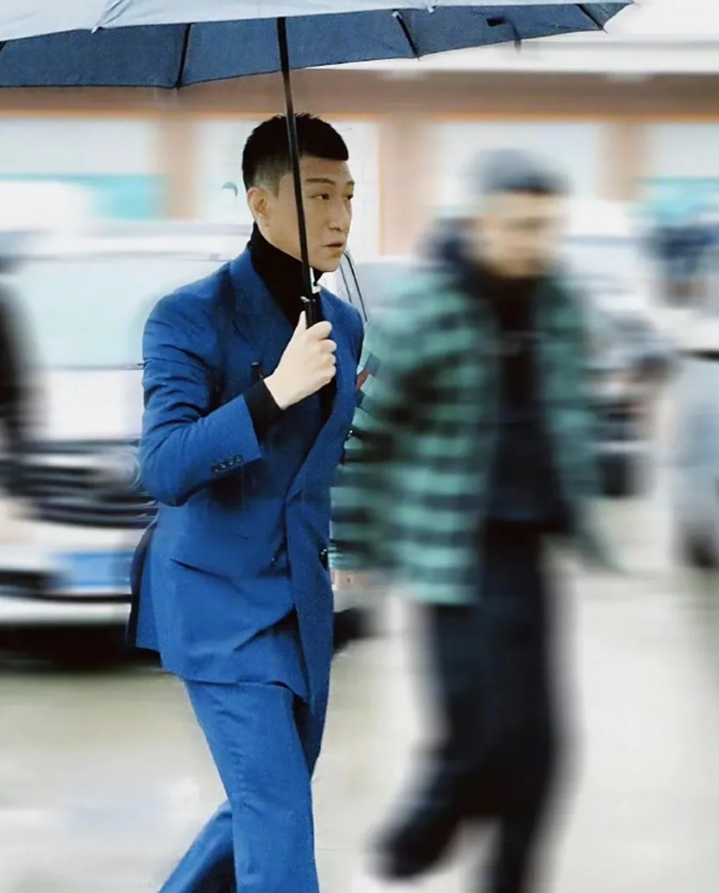 你别说,孙红雷身着深蓝色西装在雨中单手撑伞的造型,太有小说男主的既