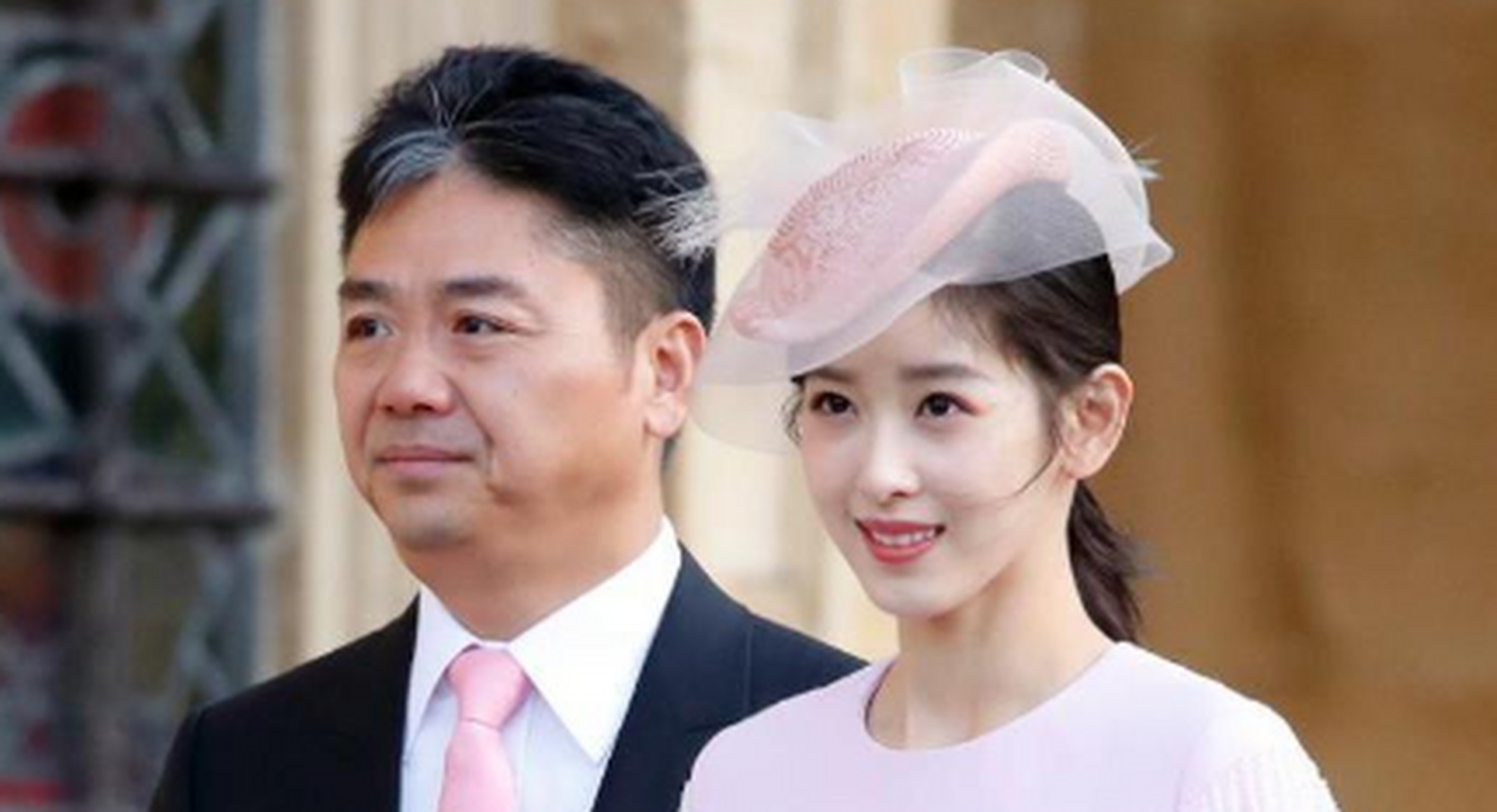 刘强东:49岁拼三胎,与"奶茶妹妹"结婚8年,老来得子意气风发.