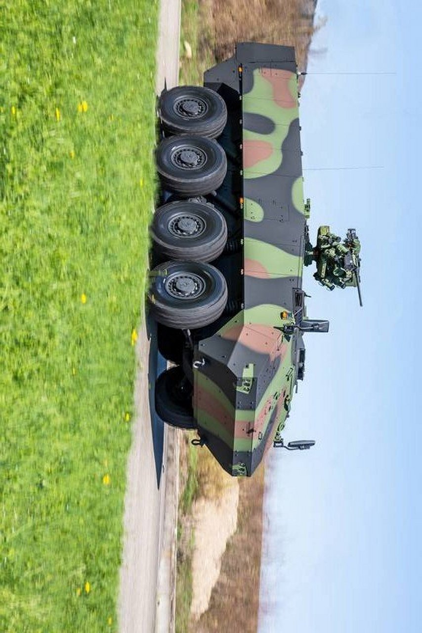 锯脂鲤iii一炮打响,极为畅销, 差不多是世界上最早的8×8型轮式装甲