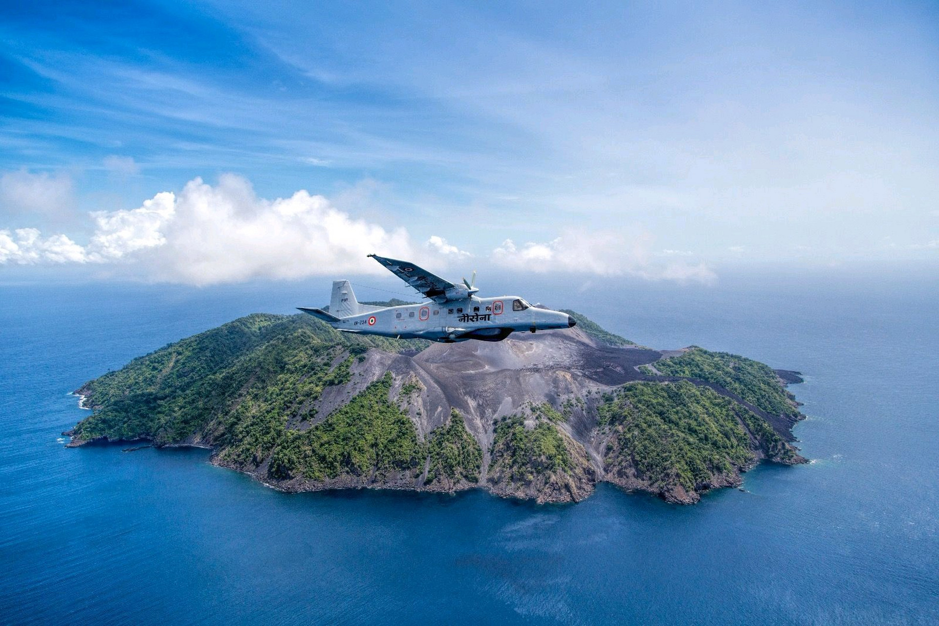 印度海军的多尼尔飞机在印度唯一的活火山——巴伦岛上空飞行.