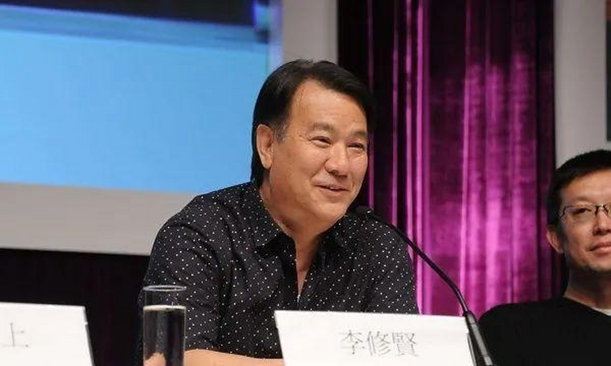 两年以后,万梓良又和周星驰合作了电视剧《他来自江湖》,在这部剧中