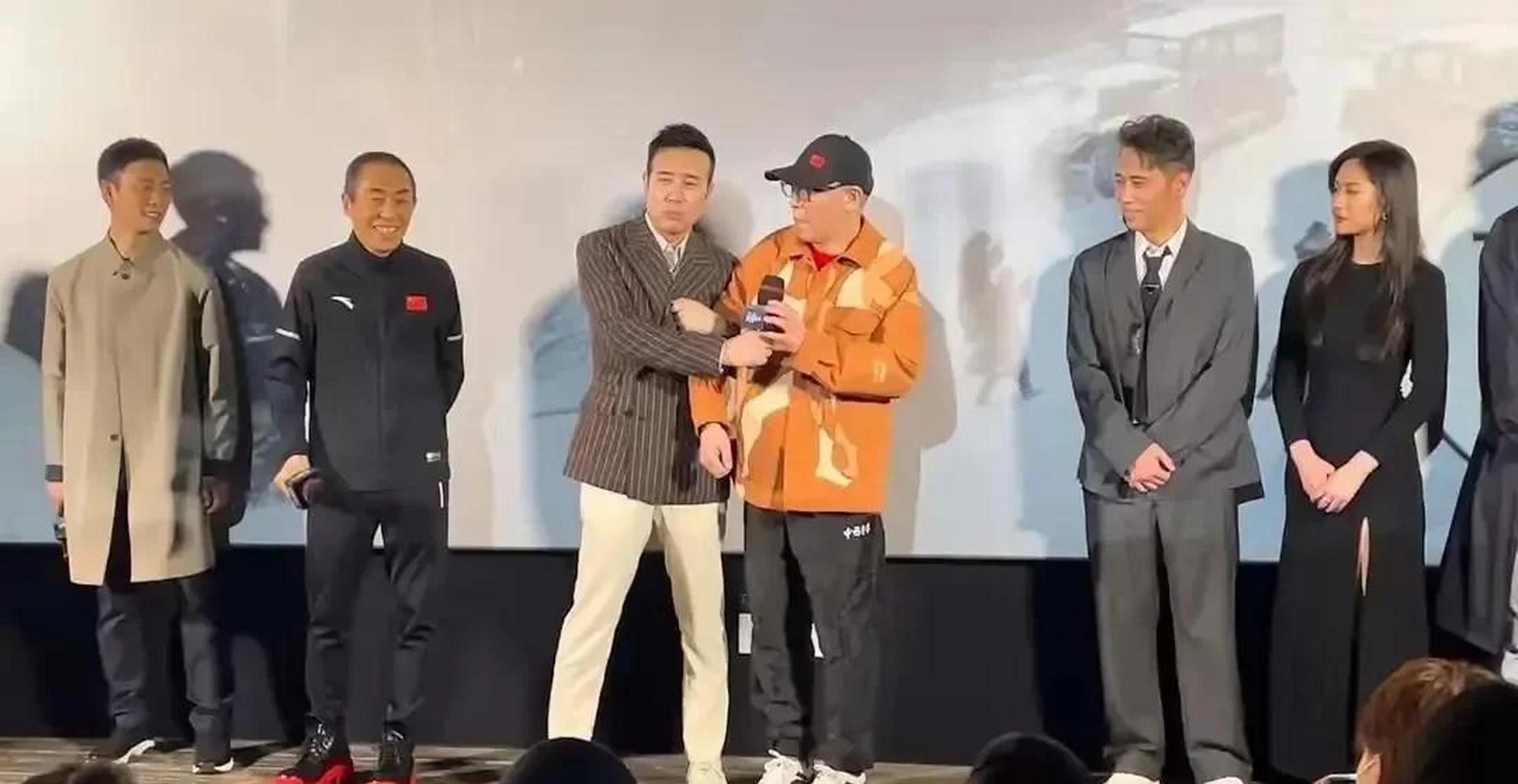 gif创作人 张艺谋穿着安踏运动鞋,好潮啊!