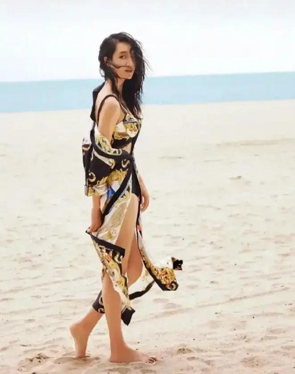 主持人朱丹身穿泳衣加披风,释放一种豪情!