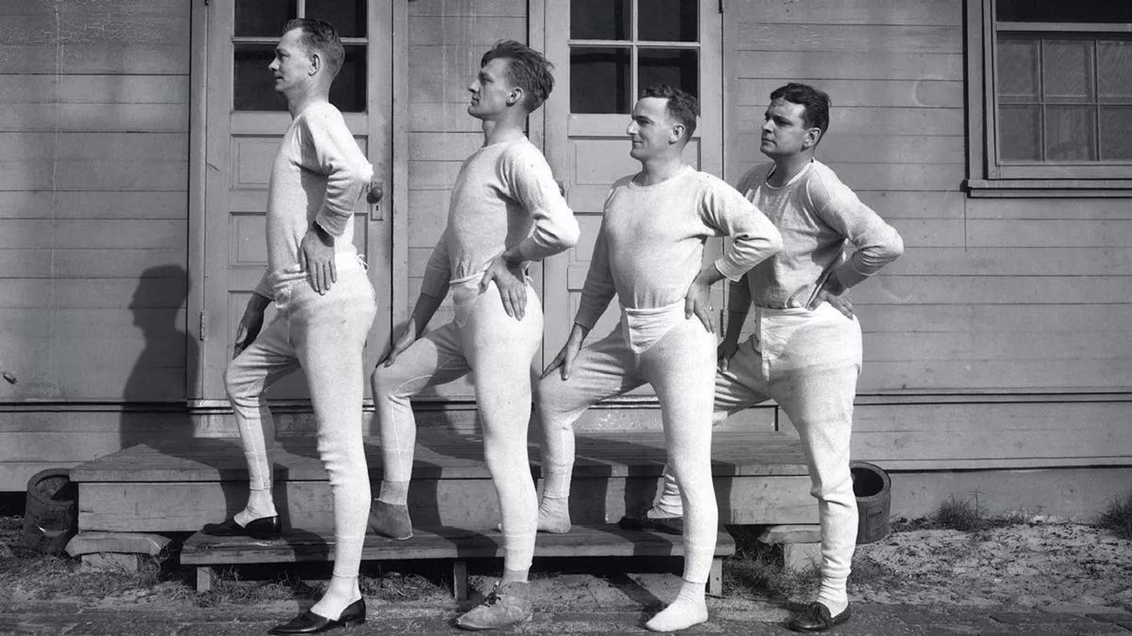 因为曾经就有一位名叫long johns的拳皇特别喜欢穿着秋裤登台,于是