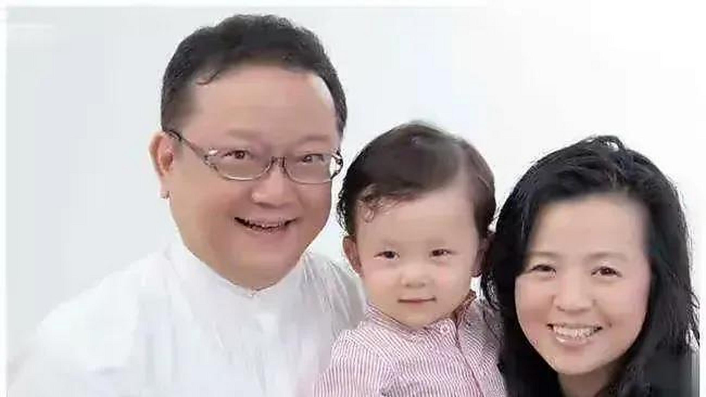 gif创作人# 73岁王刚携小自己22岁的三婚妻子郑艳东,共同出席活动.