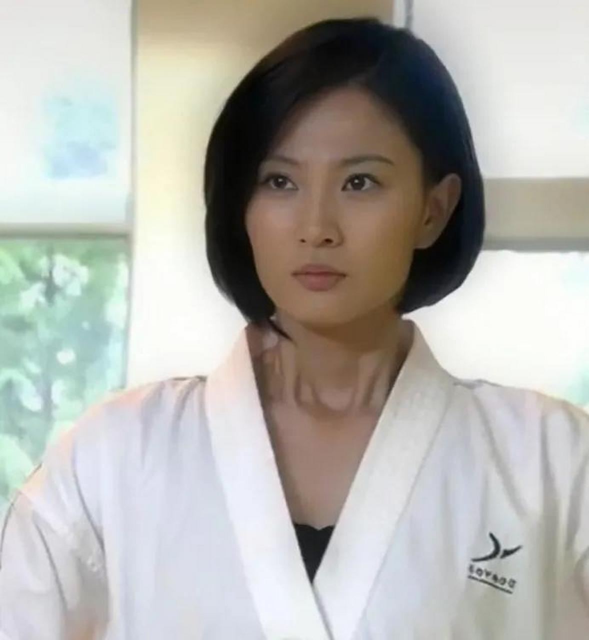 侯梦莎演员是一位非常杰出的演员,她在表演领域具有极高的天赋和创造