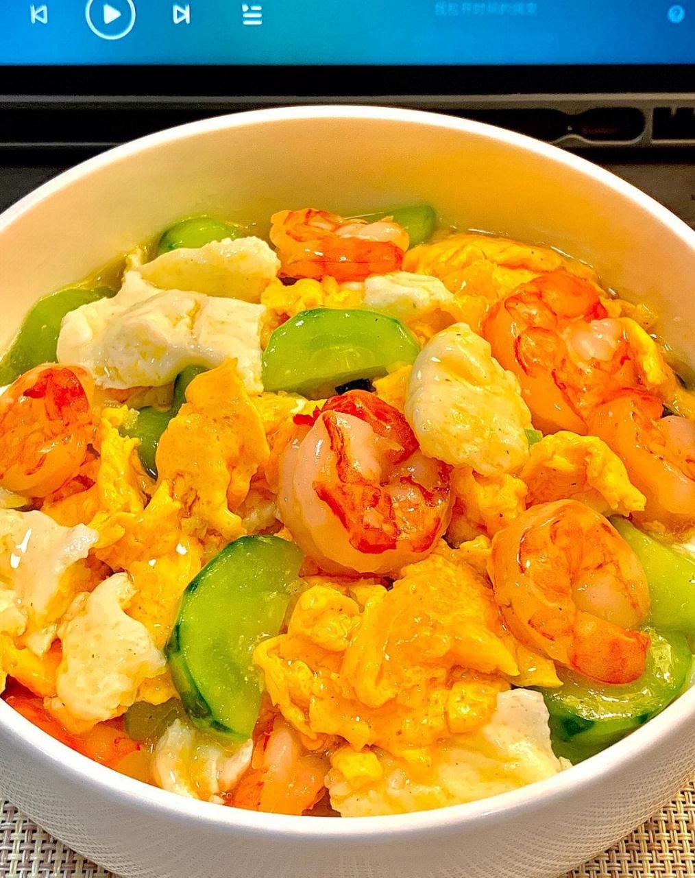 什锦炒鸡蛋 98所需食材:虾仁,黄瓜,鸡蛋,葱蒜若干.