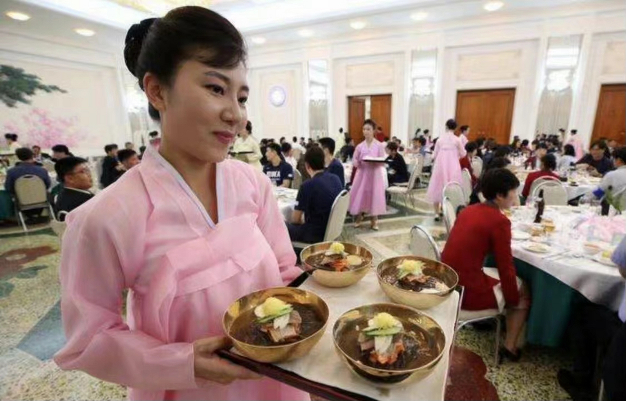 玉流馆冷面以秘制汤汁为特色,口味甜,鲜,吸引着世界各地顾客光顾.