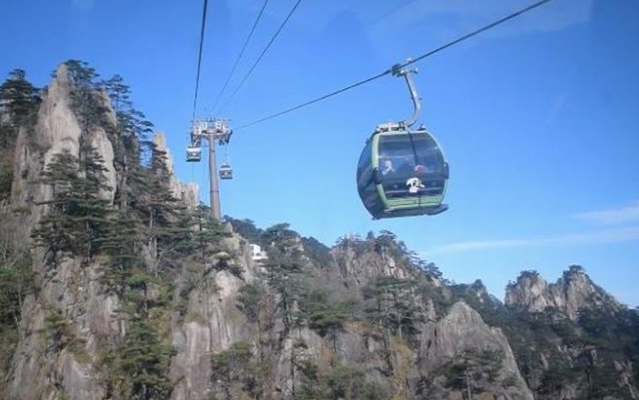 但这个女子带孩子爬到黄山山顶以后遇到了大雪,被堵在山顶,想下山必须
