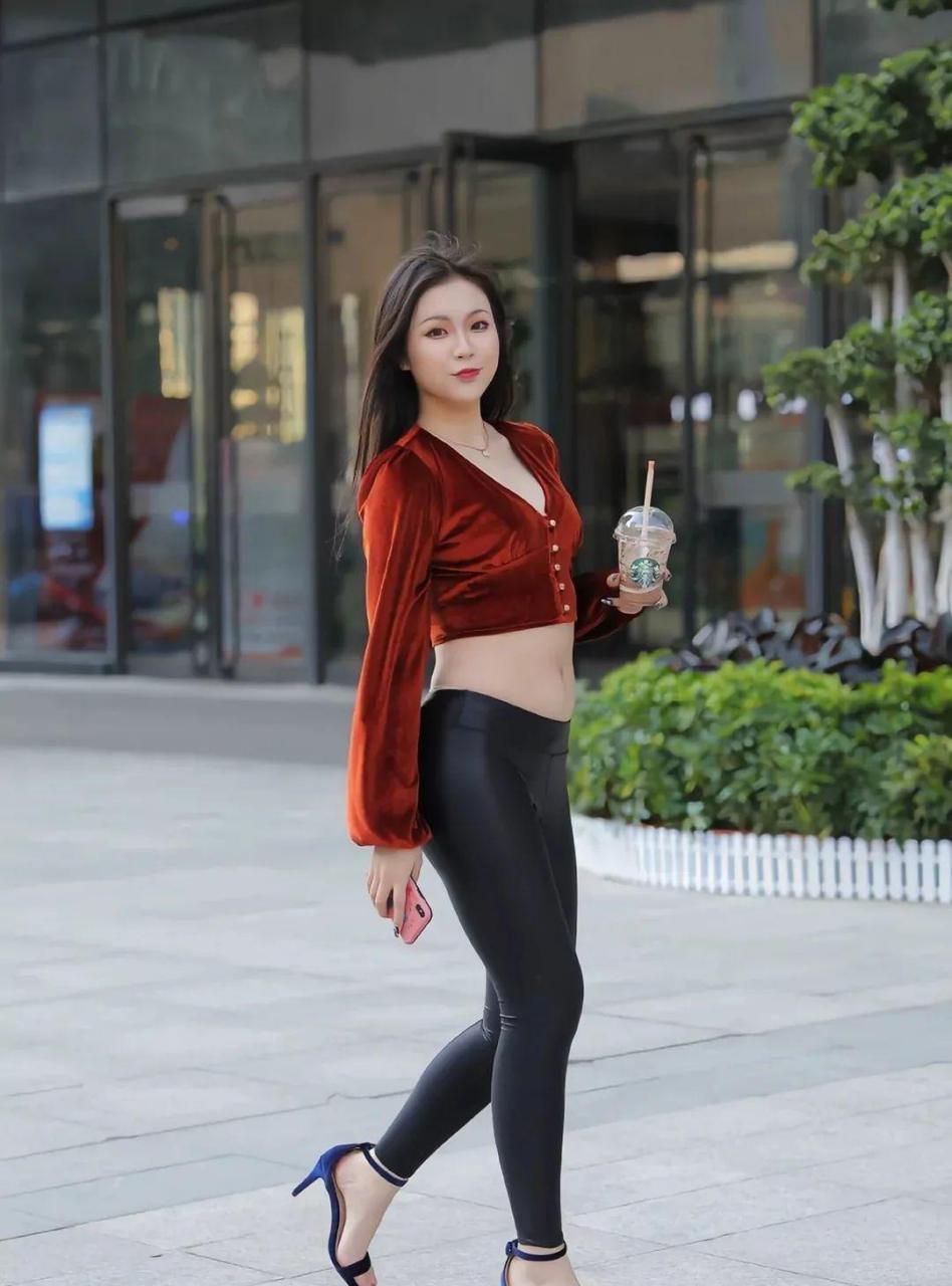 穿皮裤的时尚女生