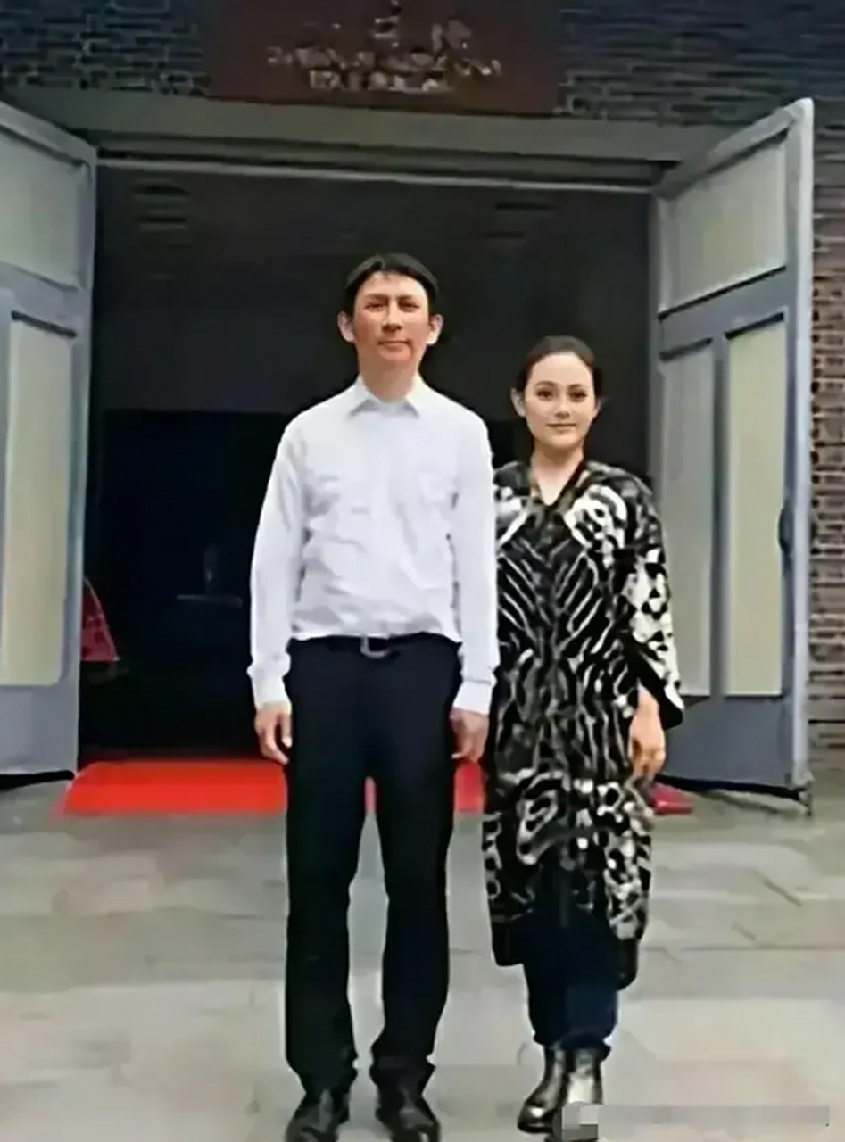 这是李讷儿子王效芝和妻子回韶山滴水洞的珍贵合影!