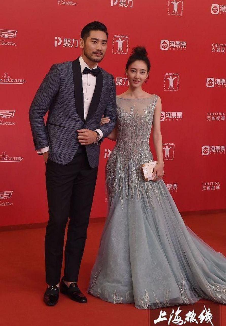 素颜女神王丽坤清新亮相 与高以翔亲密挽手齐走红毯