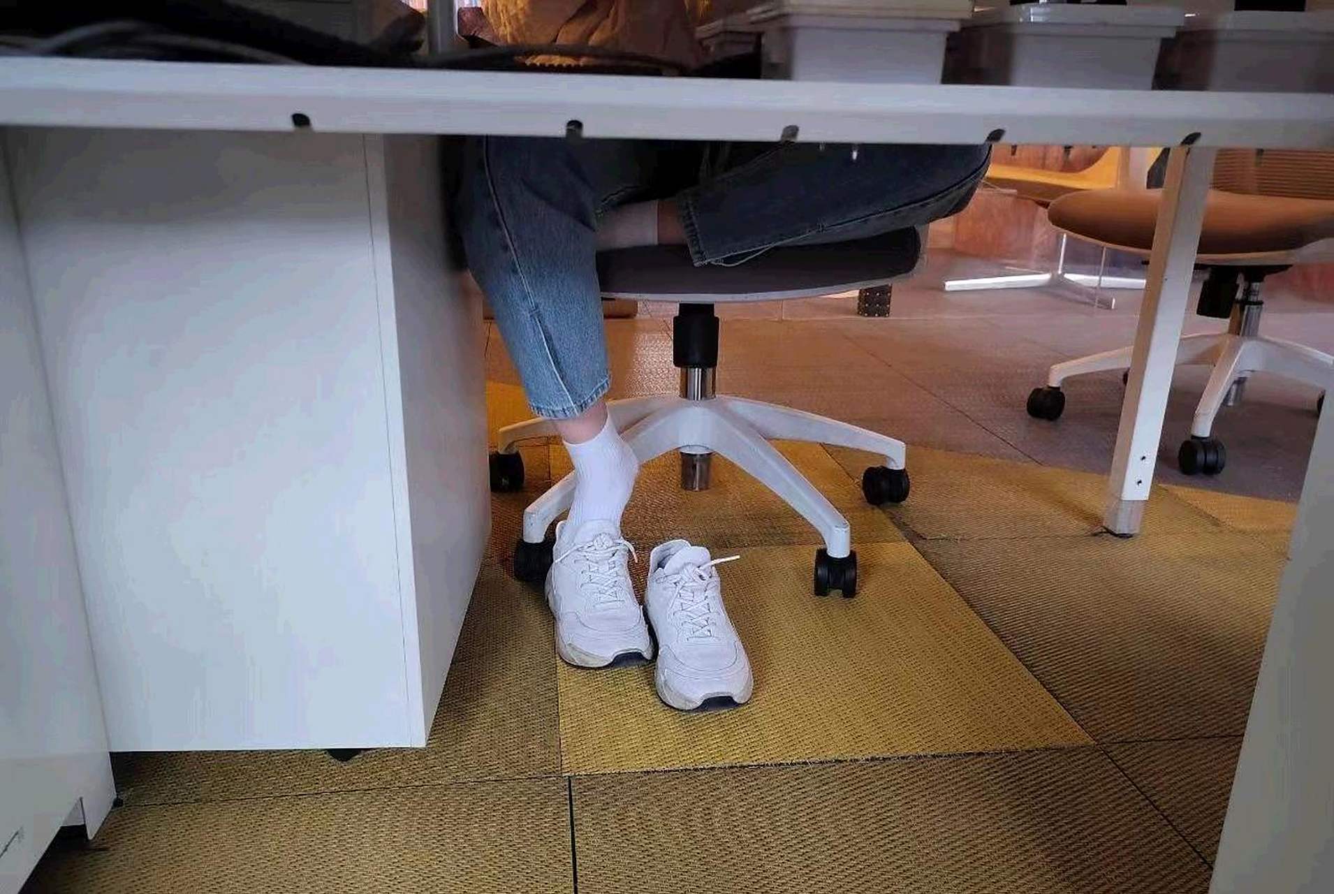 女同事上班总是脱鞋,气味太大怎么办?[大哈]