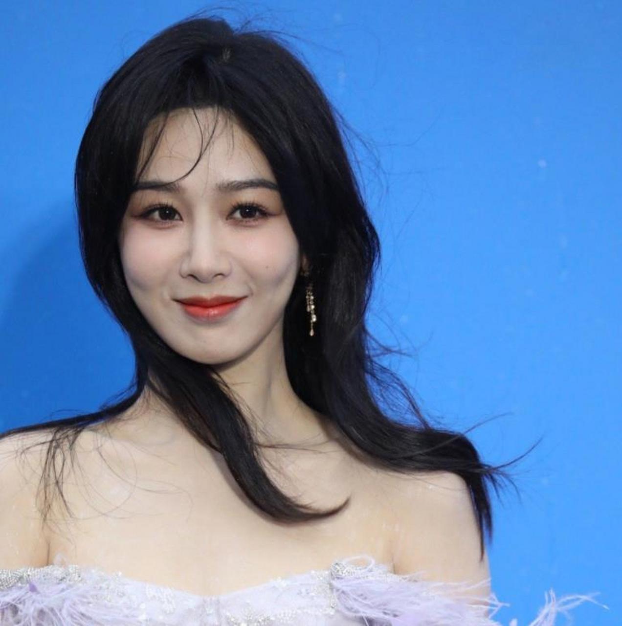 不得不承认,杨紫这个状态真的好少女,完全看不出来有30岁的年纪,说20