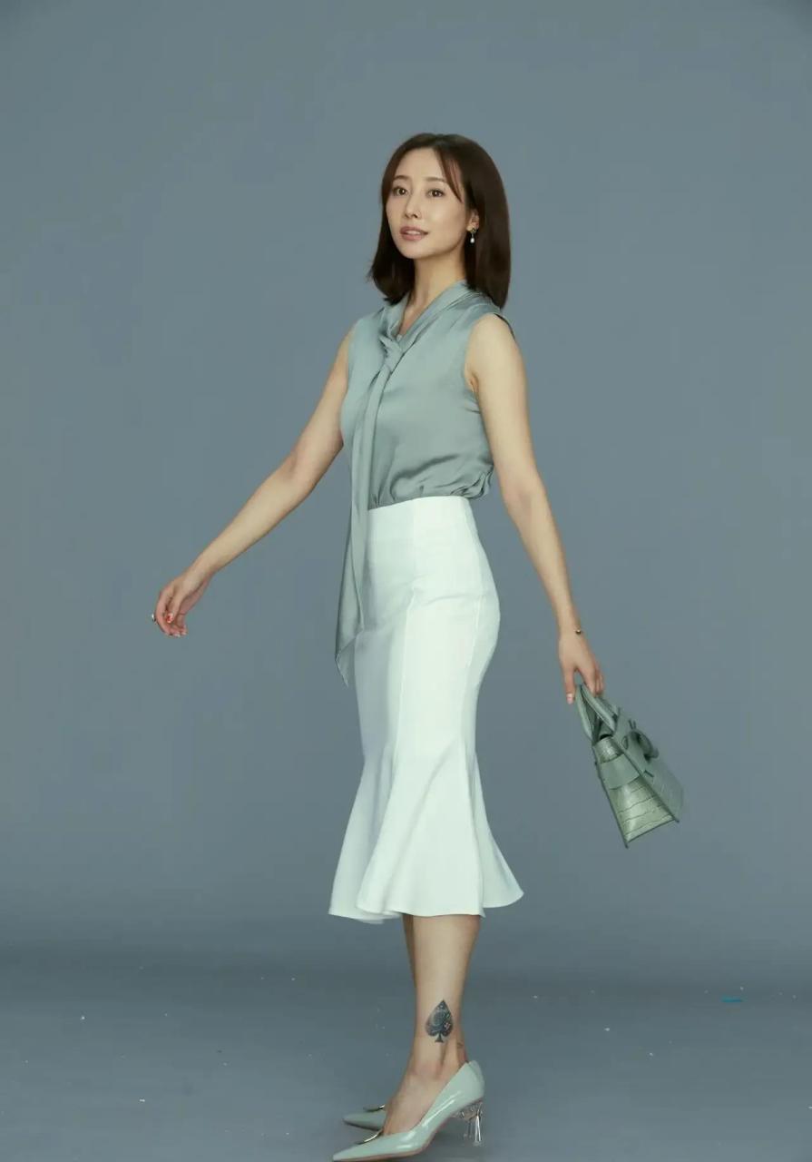 酷似王鸥的女演员李纯在一组写真中刻意露出纹在左脚的黑桃78纹身