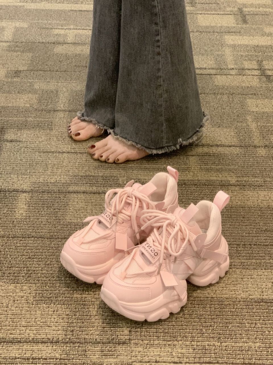 好喜欢~这种粉粉嫩嫩的老爹鞋,5cm厚底太百搭了 小伙伴们,给个建议选