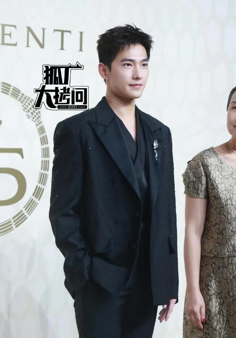 杨洋也难逃发腮