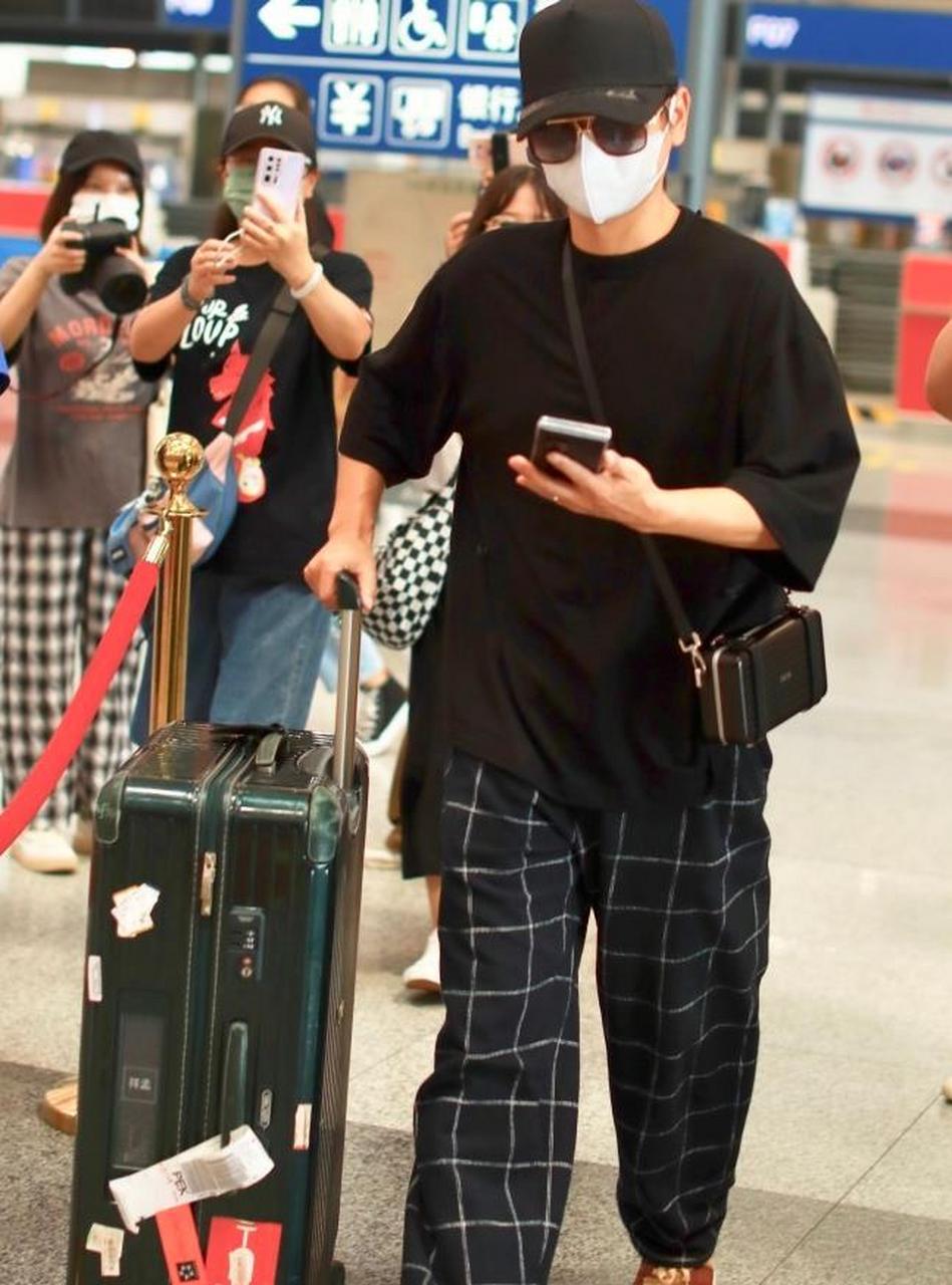 相声演员孟鹤堂全黑造型现身机场 被粉丝跟拍超淡定