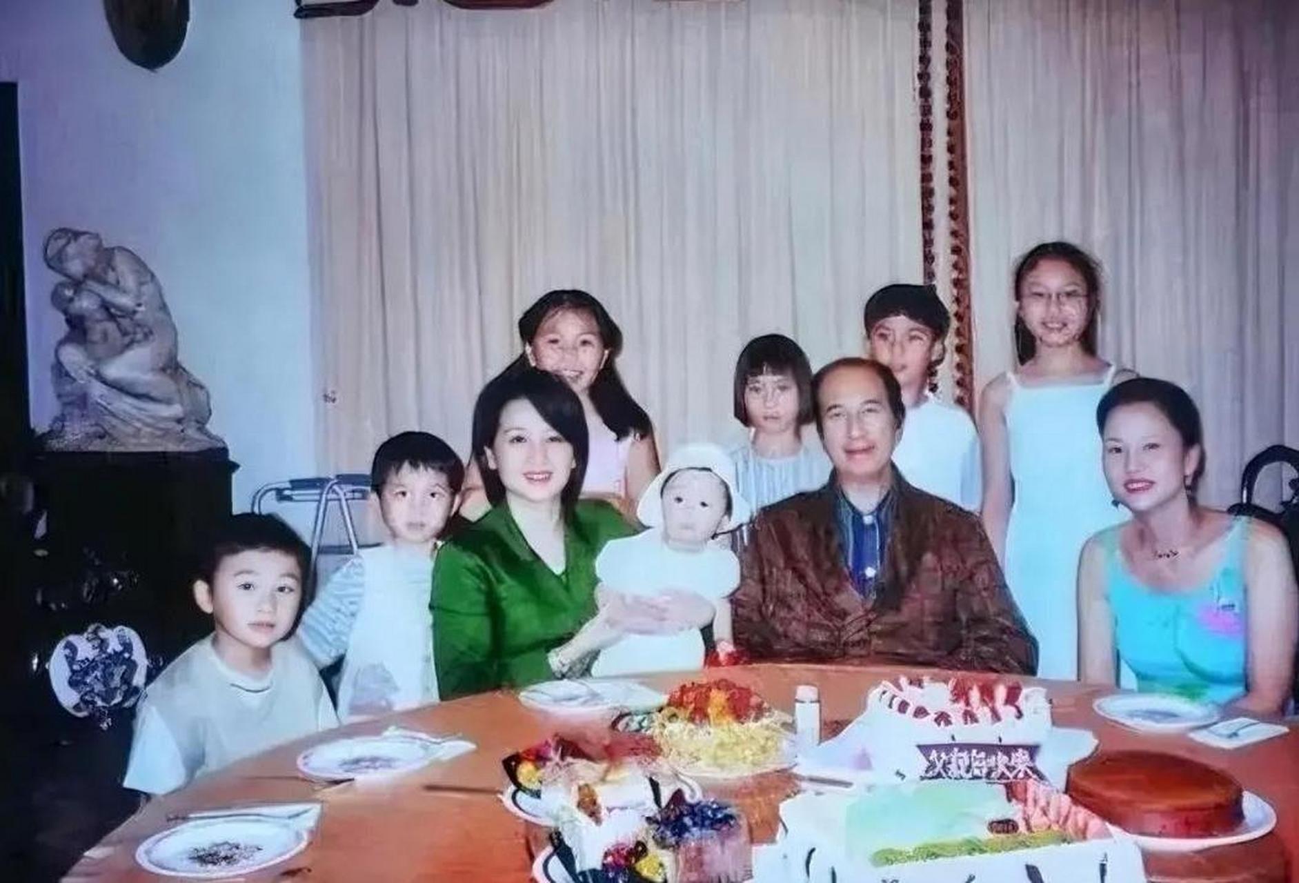 这是90年代,"赌王"何鸿燊,一张罕见的家庭照,照片中的人分别是三太