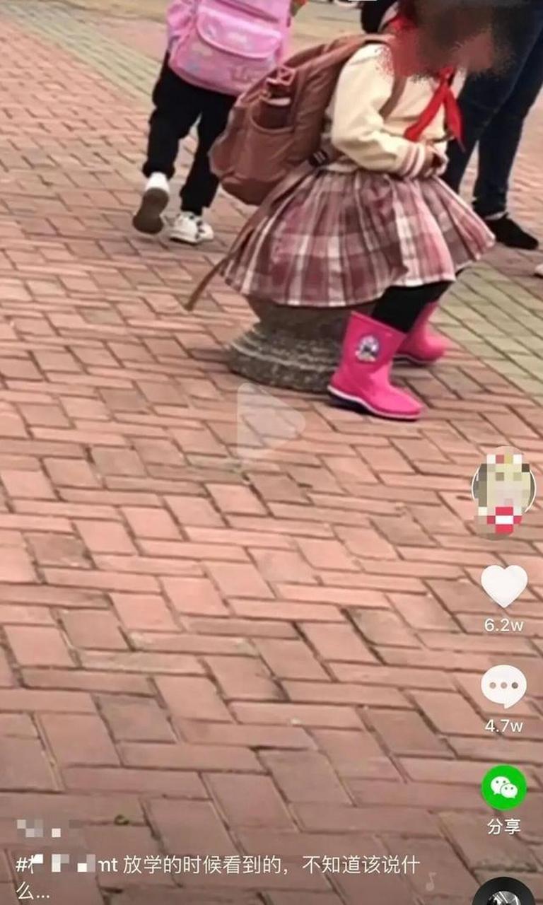 路人很无语 穿了所谓山寨jk制服的这个小女孩年纪还很小,被拍下时正坐
