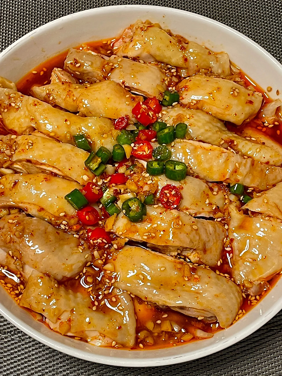 爱吃鸡腿的可以去试下这个红油口水鸡 香辣入味,肉嫩多汁!