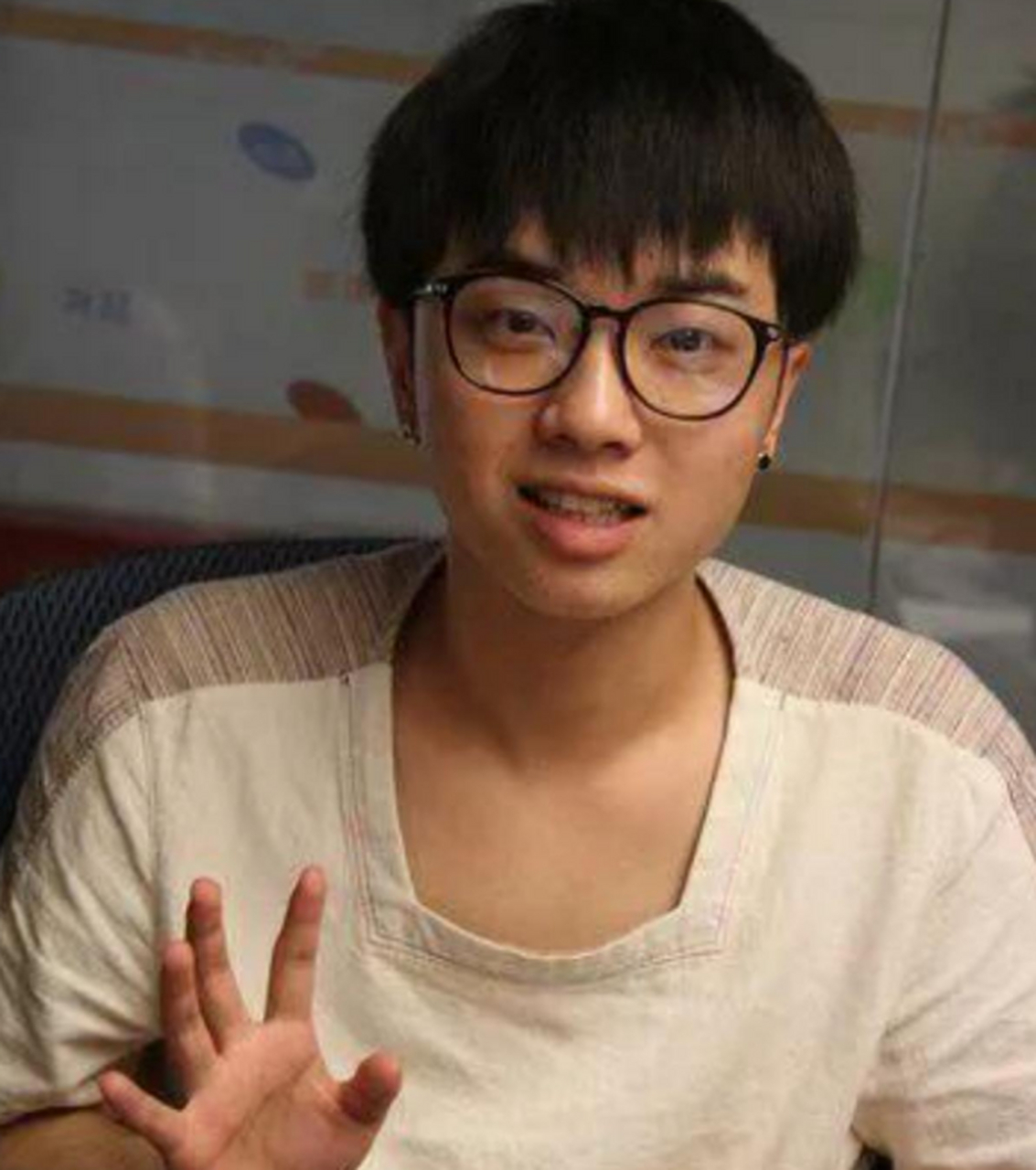 华晨宇整形前vs整形后,个人感觉还是之前看着可爱