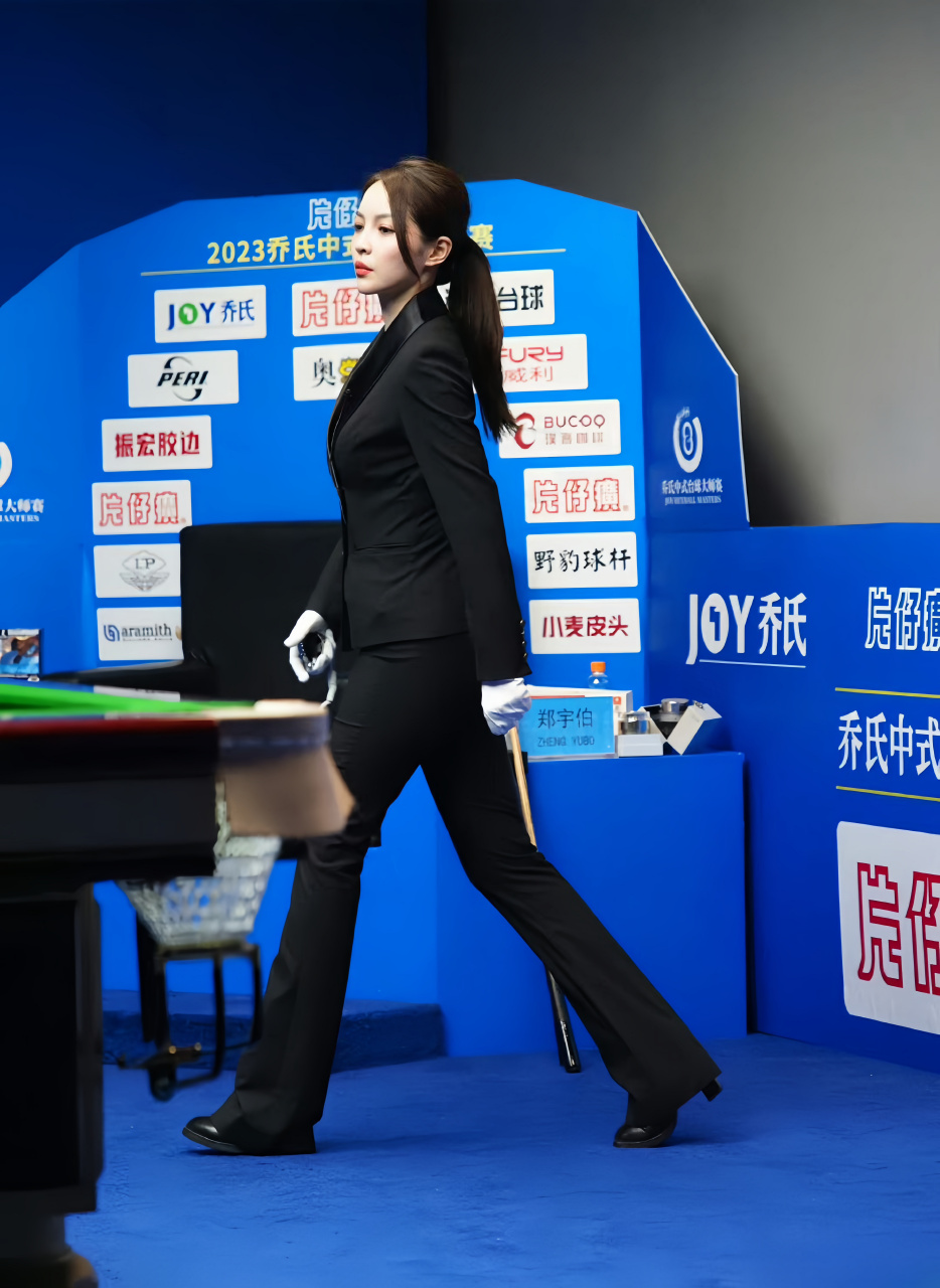 王钟瑶,著名美女台球裁判,主打真诚,欢迎大家玩球[鲜花]