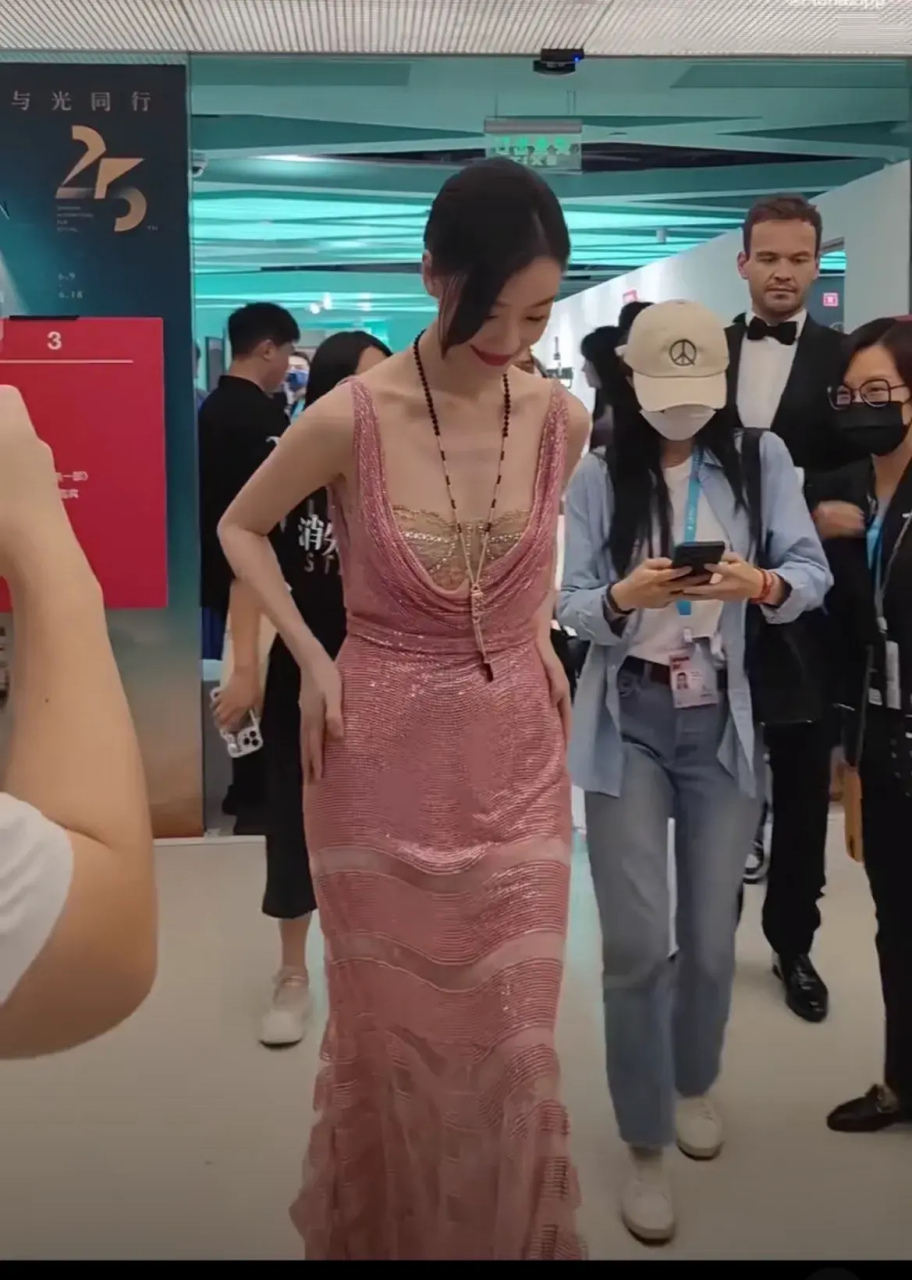 倪妮生图这腰臀比还是不太行啊!