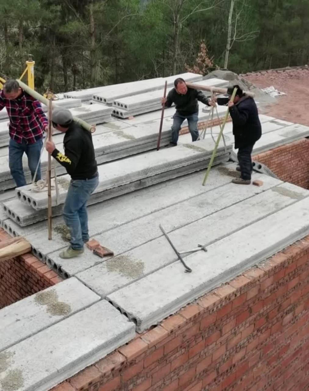 邻居家的房子是用预制板做屋顶的,然后又盖了二楼.